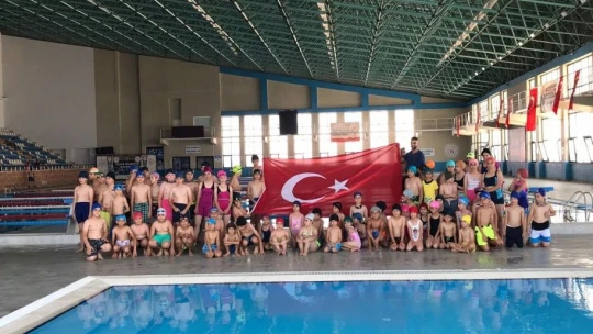 Elazığ'daki yaz spor okulları gençlerin yüzünü güldürüyor