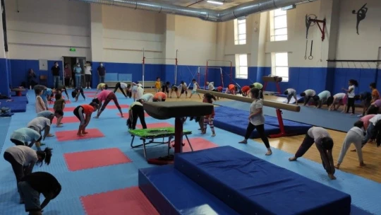 Elazığ'daki yaz spor okulları gençlerin yüzünü güldürüyor
