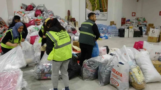 Elazığ'dan deprem bölgesine yardımlar sürüyor