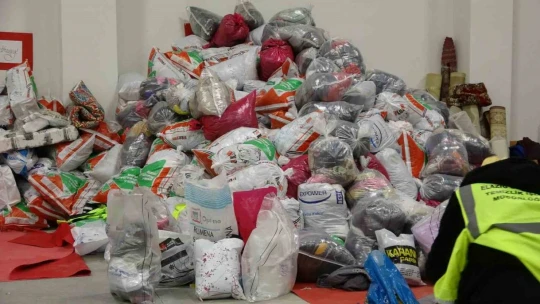 Elazığ'dan deprem bölgesine yardımlar sürüyor