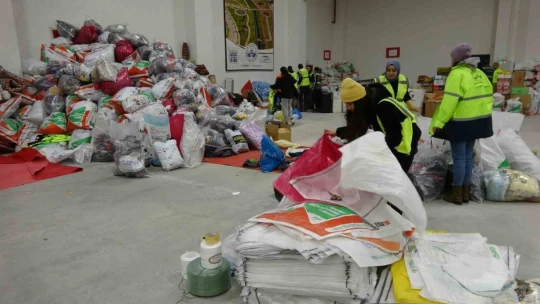 Elazığ'dan deprem bölgesine yardımlar sürüyor