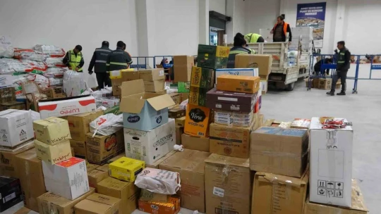 Elazığ'dan deprem bölgesine yardımlar sürüyor