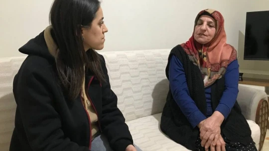 Elazığ depreminde kızını kaybeden ve enkaz altından çıkartılan Hamide Bugdalı: 'Enkaz altından çıkarılanları görüyorum sanki kızım'