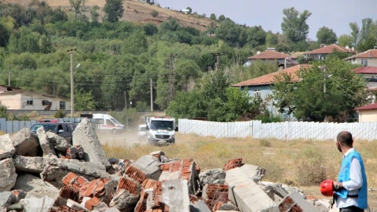 Elazığ depreminin merkez üssünde enkaz arama ve kurtarma tatbikatı
