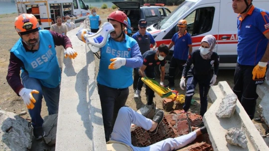 Elazığ depreminin merkez üssünde enkaz arama ve kurtarma tatbikatı
