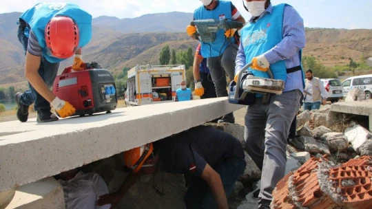Elazığ depreminin merkez üssünde enkaz arama ve kurtarma tatbikatı