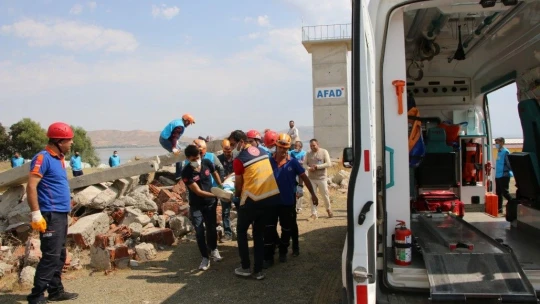 Elazığ depreminin merkez üssünde enkaz arama ve kurtarma tatbikatı