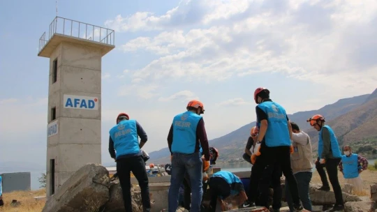 Elazığ depreminin merkez üssünde enkaz arama ve kurtarma tatbikatı