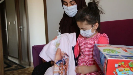 Elazığ depreminin sembol ismi Yüsra bebek ve annesine bayram ziyareti