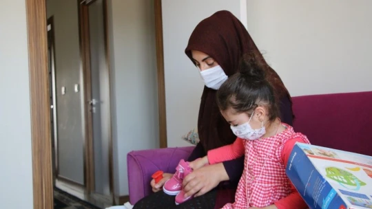 Elazığ depreminin sembol ismi Yüsra bebek ve annesine bayram ziyareti