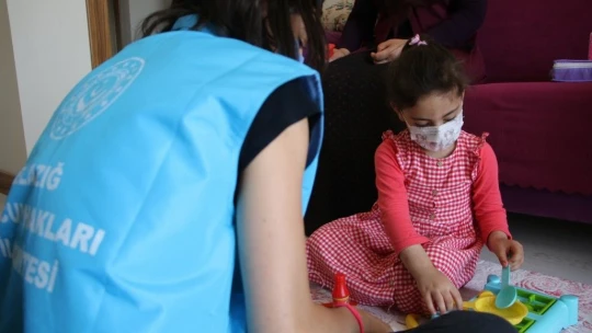 Elazığ depreminin sembol ismi Yüsra bebek ve annesine bayram ziyareti