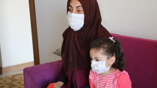 Elazığ depreminin sembol ismi Yüsra bebek ve annesine bayram ziyareti