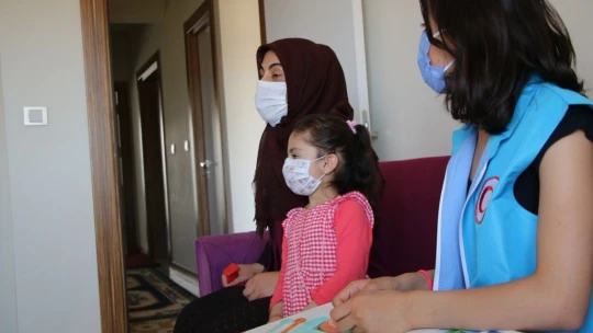 Elazığ depreminin sembol ismi Yüsra bebek ve annesine bayram ziyareti