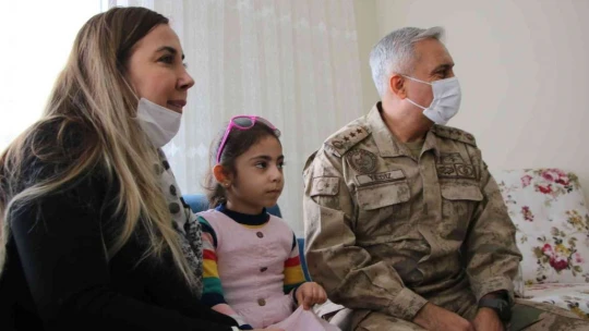 Elazığ depreminin simgesi 'Yüsra Bebek' büyüdü, kendisini kurtaran jandarma ile ilk kez görüştü