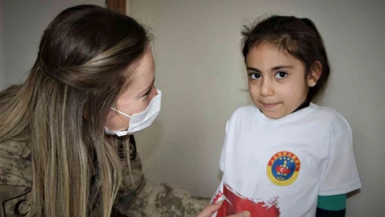 Elazığ depreminin simgesi 'Yüsra Bebek' büyüdü, kendisini kurtaran jandarma ile ilk kez görüştü