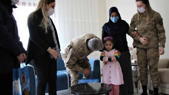 Elazığ depreminin simgesi 'Yüsra Bebek' büyüdü, kendisini kurtaran jandarma ile ilk kez görüştü