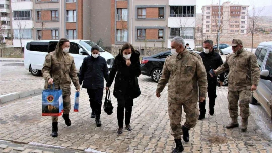 Elazığ depreminin simgesi 'Yüsra Bebek' büyüdü, kendisini kurtaran jandarma ile ilk kez görüştü