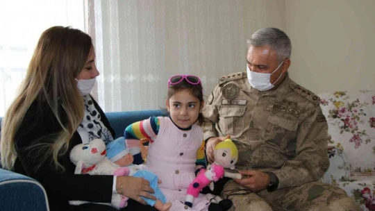Elazığ depreminin simgesi 'Yüsra Bebek' büyüdü, kendisini kurtaran jandarma ile ilk kez görüştü