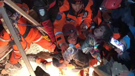 Elazığ depreminin simgesi 'Yüsra Bebek' büyüdü, kendisini kurtaran jandarma ile ilk kez görüştü