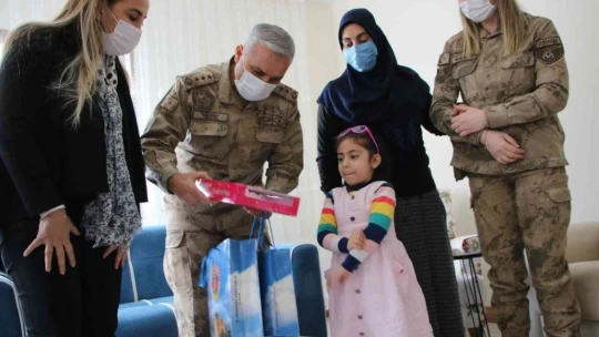 Elazığ depreminin simgesi 'Yüsra Bebek' büyüdü, kendisini kurtaran jandarma ile ilk kez görüştü