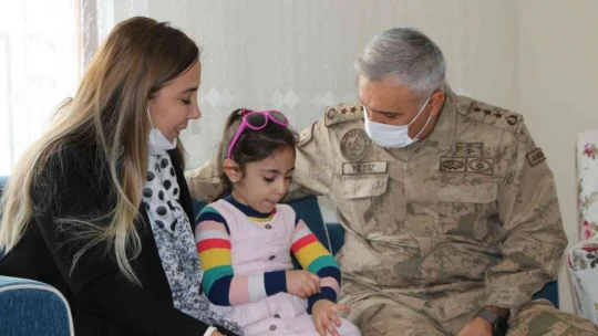 Elazığ depreminin simgesi 'Yüsra Bebek' büyüdü, kendisini kurtaran jandarma ile ilk kez görüştü
