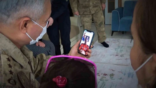 Elazığ depreminin simgesi 'Yüsra Bebek' büyüdü, kendisini kurtaran jandarma ile ilk kez görüştü