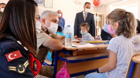Elazığ İl Jandarma Komutanı Yıldız, minik öğrencilerin heyecanına ortak oldu
