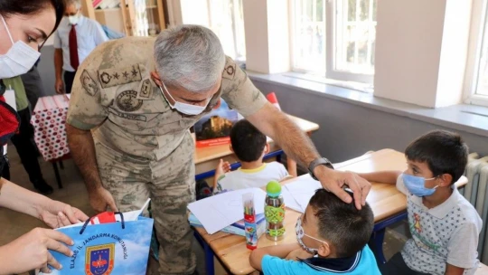 Elazığ İl Jandarma Komutanı Yıldız, minik öğrencilerin heyecanına ortak oldu
