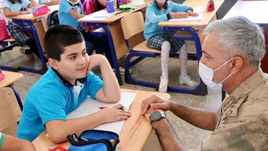 Elazığ İl Jandarma Komutanı Yıldız, minik öğrencilerin heyecanına ortak oldu