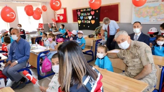 Elazığ İl Jandarma Komutanı Yıldız, minik öğrencilerin heyecanına ortak oldu