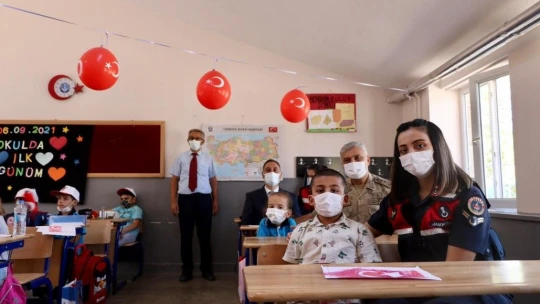 Elazığ İl Jandarma Komutanı Yıldız, minik öğrencilerin heyecanına ortak oldu