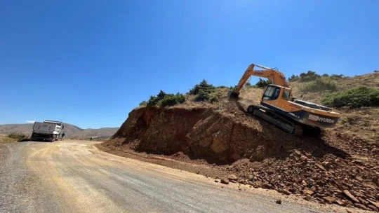 İl Özel İdaresi ekiplerinden yol bakım ve genişletme çalışmaları