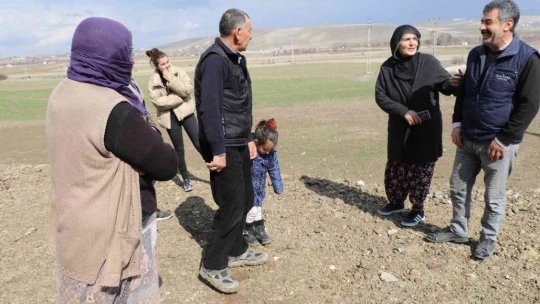 Elazığ'ın ilk kadın muhtarıydı, koltuğu eşinden devraldı, köyün Emine ablası oldu