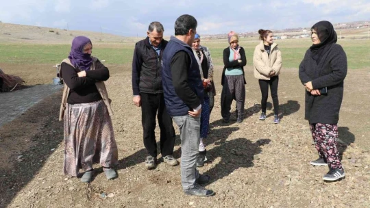 Elazığ'ın ilk kadın muhtarıydı, koltuğu eşinden devraldı, köyün Emine ablası oldu