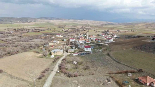 Elazığ'ın ilk kadın muhtarıydı, koltuğu eşinden devraldı, köyün Emine ablası oldu