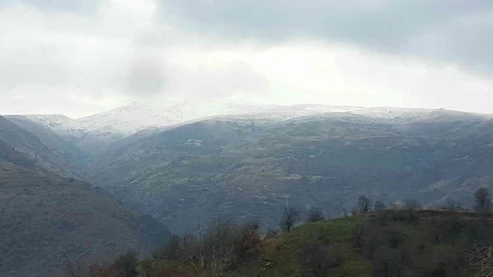 Elazığ'ın yüksek kesimlerine kar yağdı