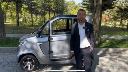 Elazığ sokaklarındaki 2.3 metrelik minik elektrikli araç, tüm dikkatleri üzerine çekti