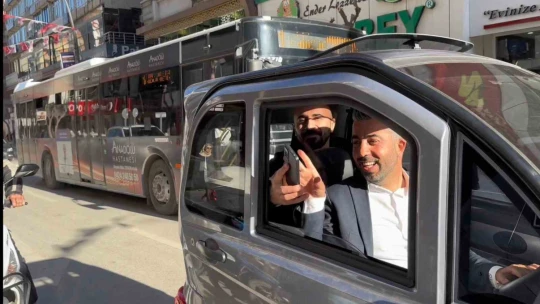 Elazığ sokaklarındaki 2.3 metrelik minik elektrikli araç, tüm dikkatleri üzerine çekti