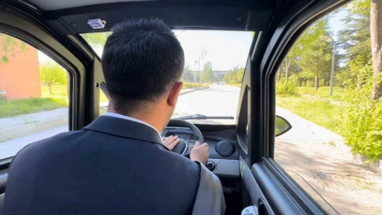 Elazığ sokaklarındaki 2.3 metrelik minik elektrikli araç, tüm dikkatleri üzerine çekti