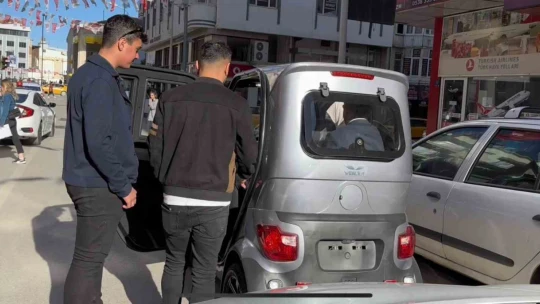 Elazığ sokaklarındaki 2.3 metrelik minik elektrikli araç, tüm dikkatleri üzerine çekti