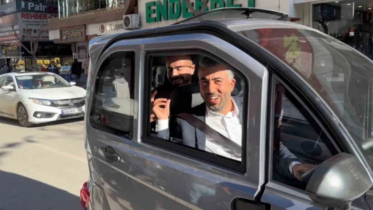 Elazığ sokaklarındaki 2.3 metrelik minik elektrikli araç, tüm dikkatleri üzerine çekti