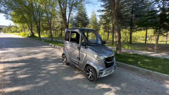 Elazığ sokaklarındaki 2.3 metrelik minik elektrikli araç, tüm dikkatleri üzerine çekti