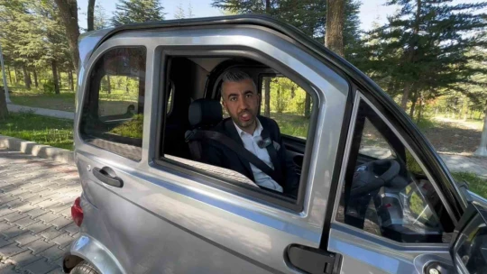 Elazığ sokaklarındaki 2.3 metrelik minik elektrikli araç, tüm dikkatleri üzerine çekti