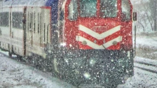 Elazığ-Tatvan arası tren yolculuğundan muhteşem kış manzaraları