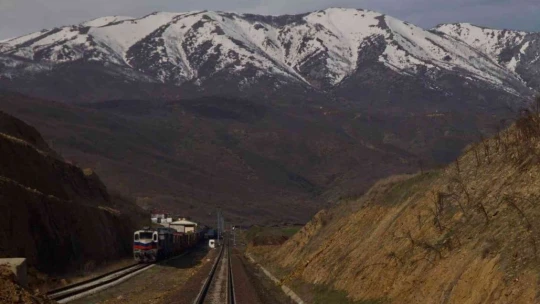 Elazığ-Tatvan arası tren yolculuğundan muhteşem kış manzaraları