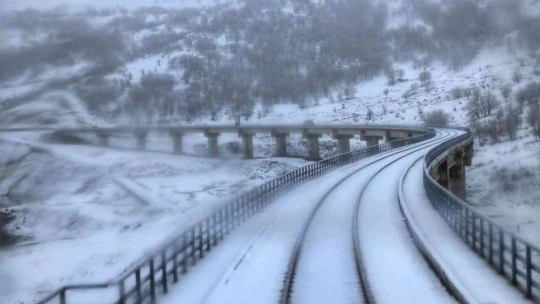 Elazığ-Tatvan arası tren yolculuğundan muhteşem kış manzaraları