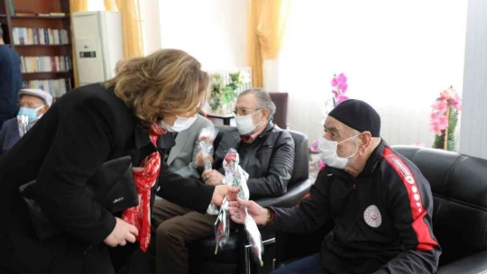 Elazığ Valisi Toraman yaşlılarla bir araya geldi