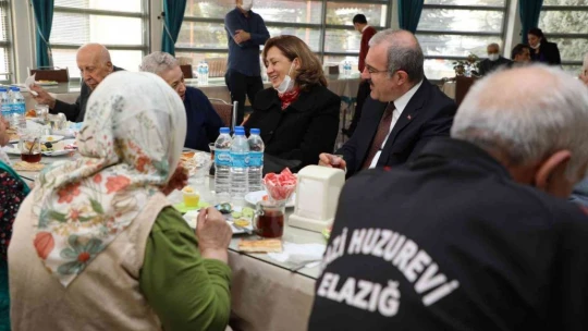 Elazığ Valisi Toraman yaşlılarla bir araya geldi