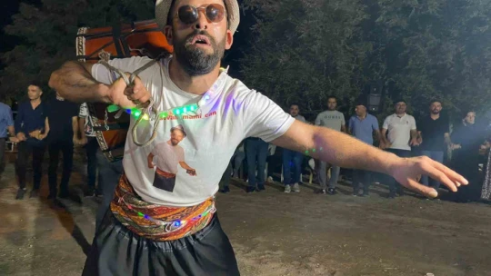 Elazığlı davulcunun ağzında tuttuğu meşale ve ateş çemberindeki yaptığı şov hayran bıraktı
