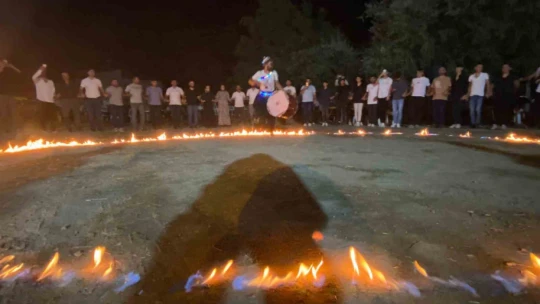 Elazığlı davulcunun ağzında tuttuğu meşale ve ateş çemberindeki yaptığı şov hayran bıraktı